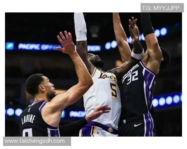 里夫斯受伤后东契奇和老詹压力倍增 两人同时在场防守极其惨淡 里夫斯受伤后东契奇和老詹压力倍增 两人同时在场防守极其惨淡